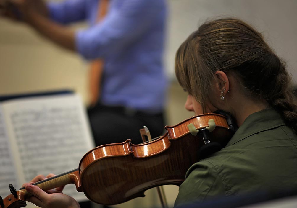 student playing the violin