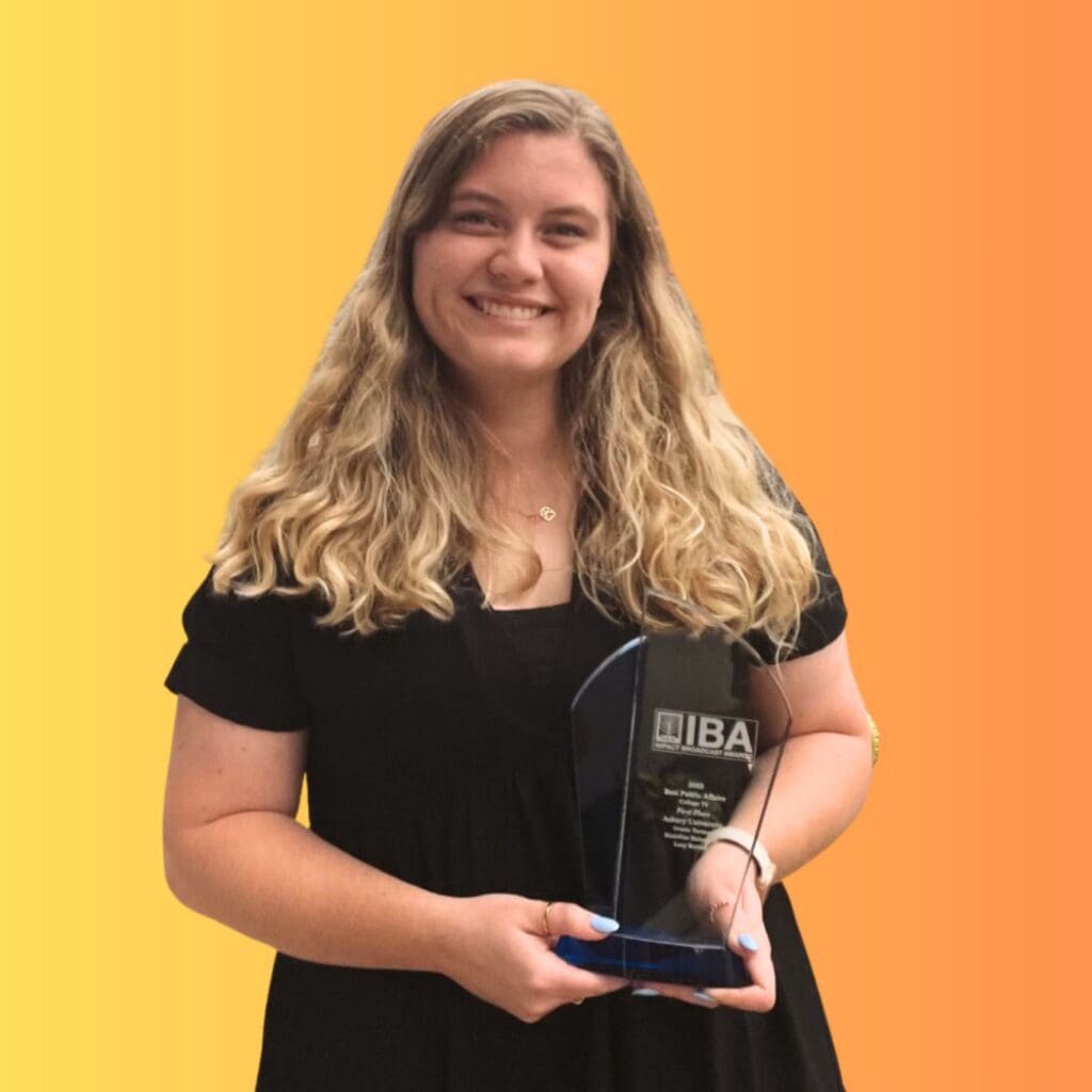 Gracie Turner ’23 holding an award